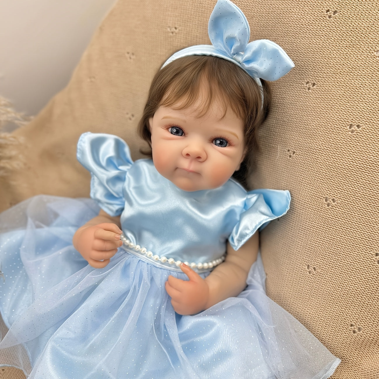 45 cm lebensechte Vinyl-Figur Bettie Reborn-Mädchen mit kurzem Haar im blauen Kleid