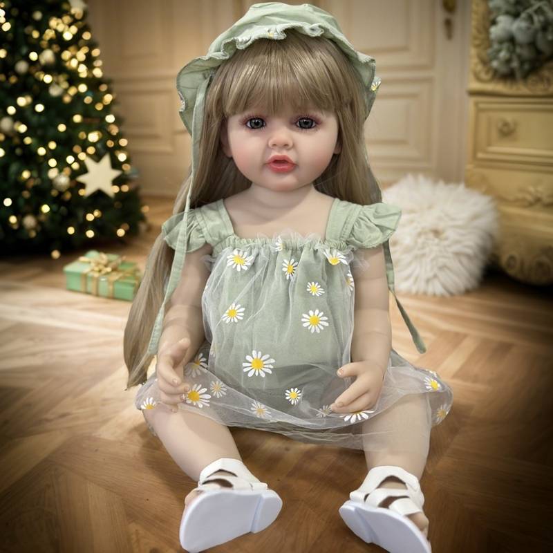 55 cm rebornte Baby-Dame Betty mit offenen Augen und langen blonden Haaren in grünem Gänseblümchen-Outfit