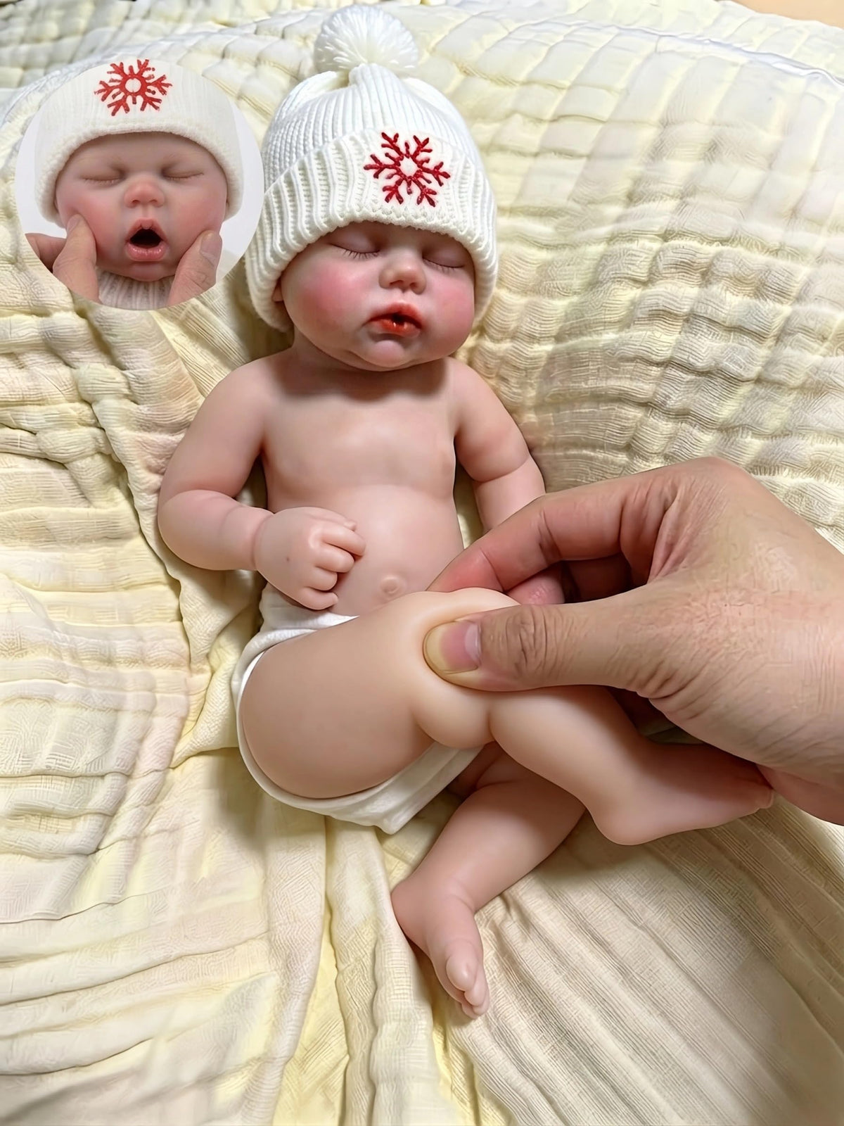 30 cm Reborn-Puppe Pickle aus Vollsilikon mit geschlossenen Augen im weißen Pullover