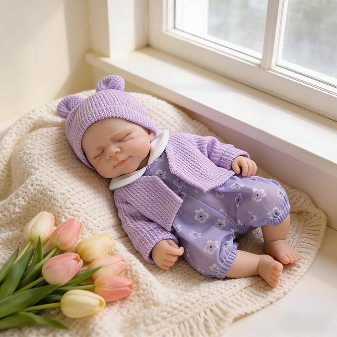 30 cm Pascale Reborn-Puppe aus Vollsilikon mit zu öffnendem Mund in lila Kleidung