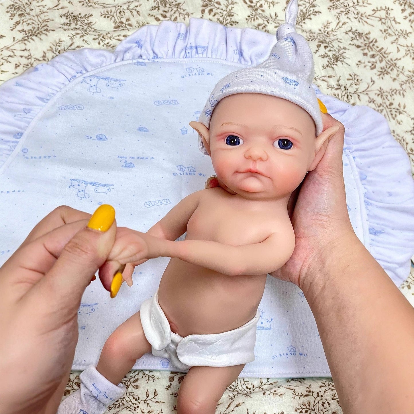 30 cm lebensechte Reborn-Puppe aus Vollsilikon mit geschlossenen Augen und Elfenohren
