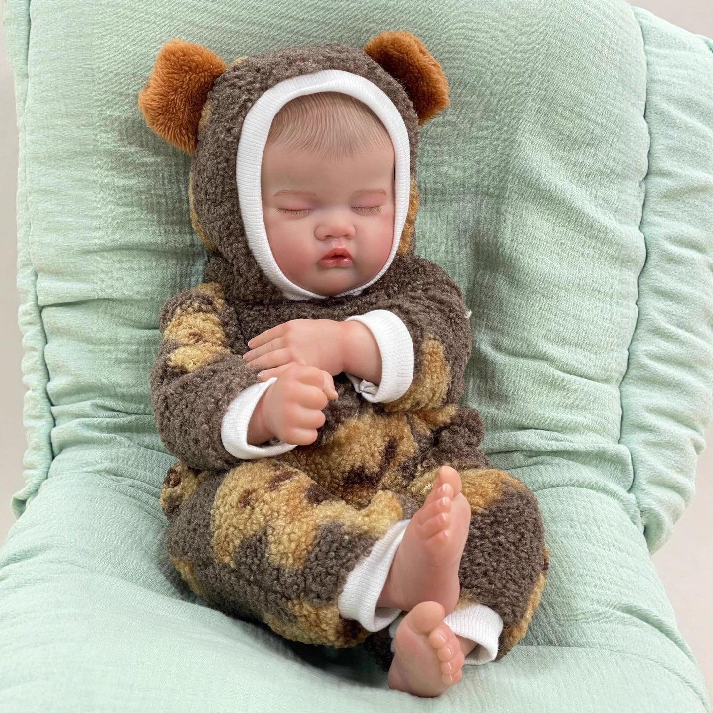 50cm lebensechte Quinbee Reborn-Puppe mit geschlossenen Augen in Plüschkleidung
