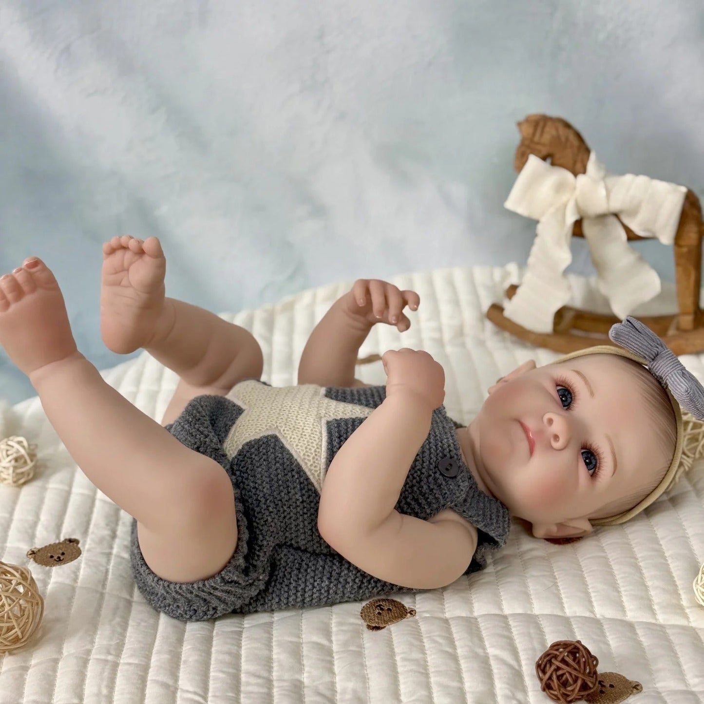 45cm lebensechte Vinyl-Babypuppe Bettie in grauer Sternenkleidung