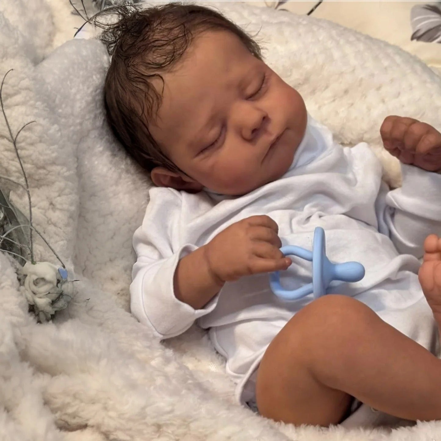 48cm Reborn Puppe mit geschlossenen Augen dunkler Haut und kurzem Haar – Eric