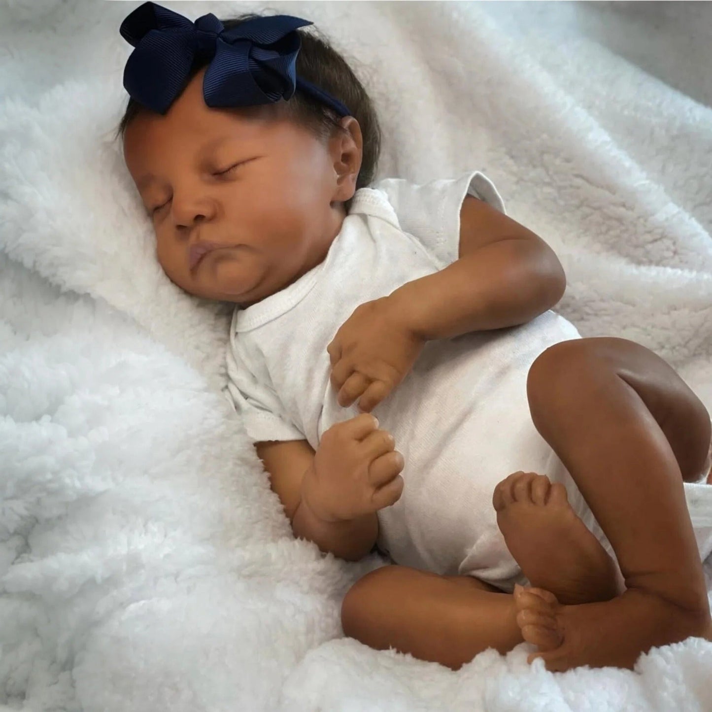 45cm Reborn Puppe mit geschlossenen Augen dunkler Haut und kurzem Haar – Levi