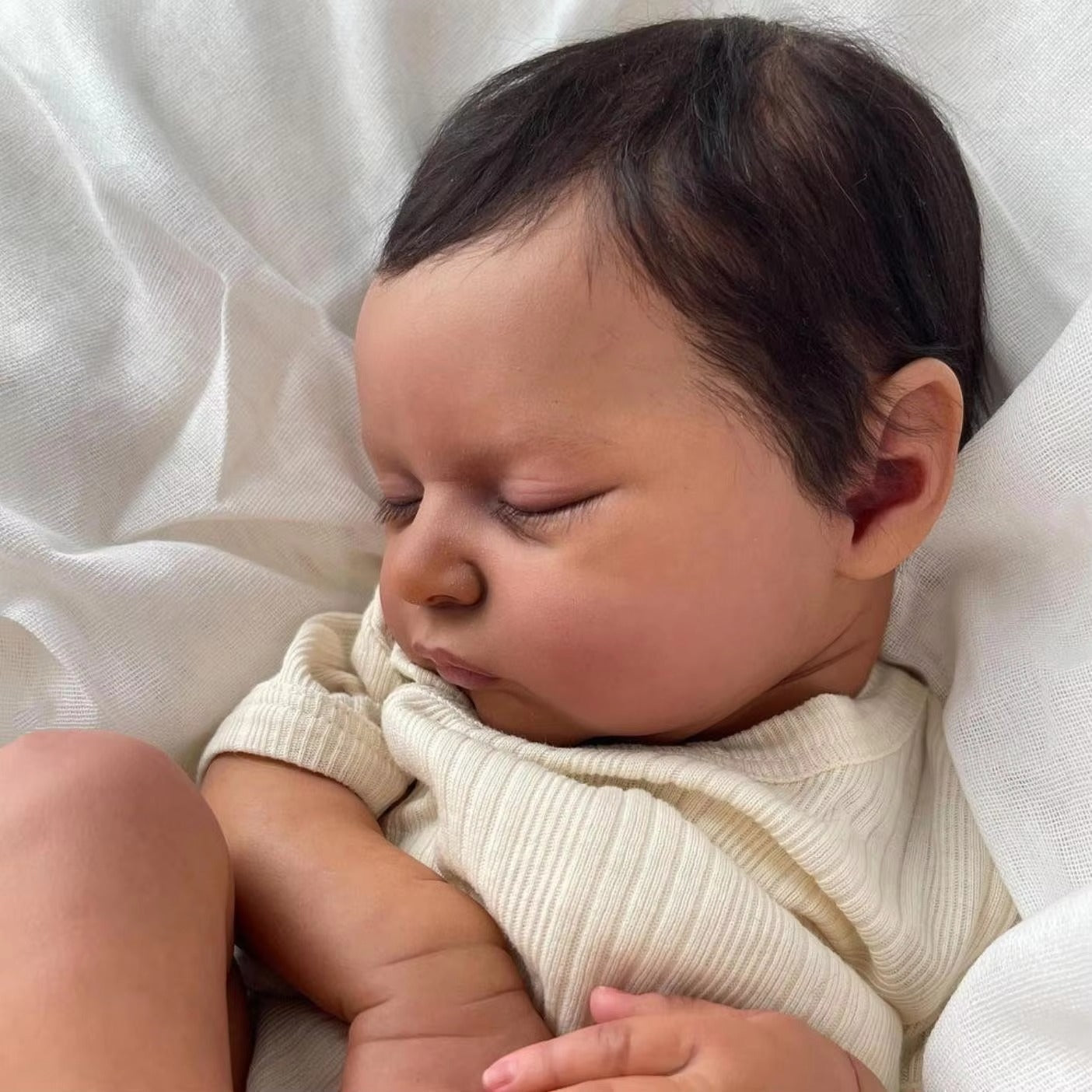 20 Zoll lebensechte Reborn-Puppe mit geschlossenen Augen und dunkler Haut - Laura