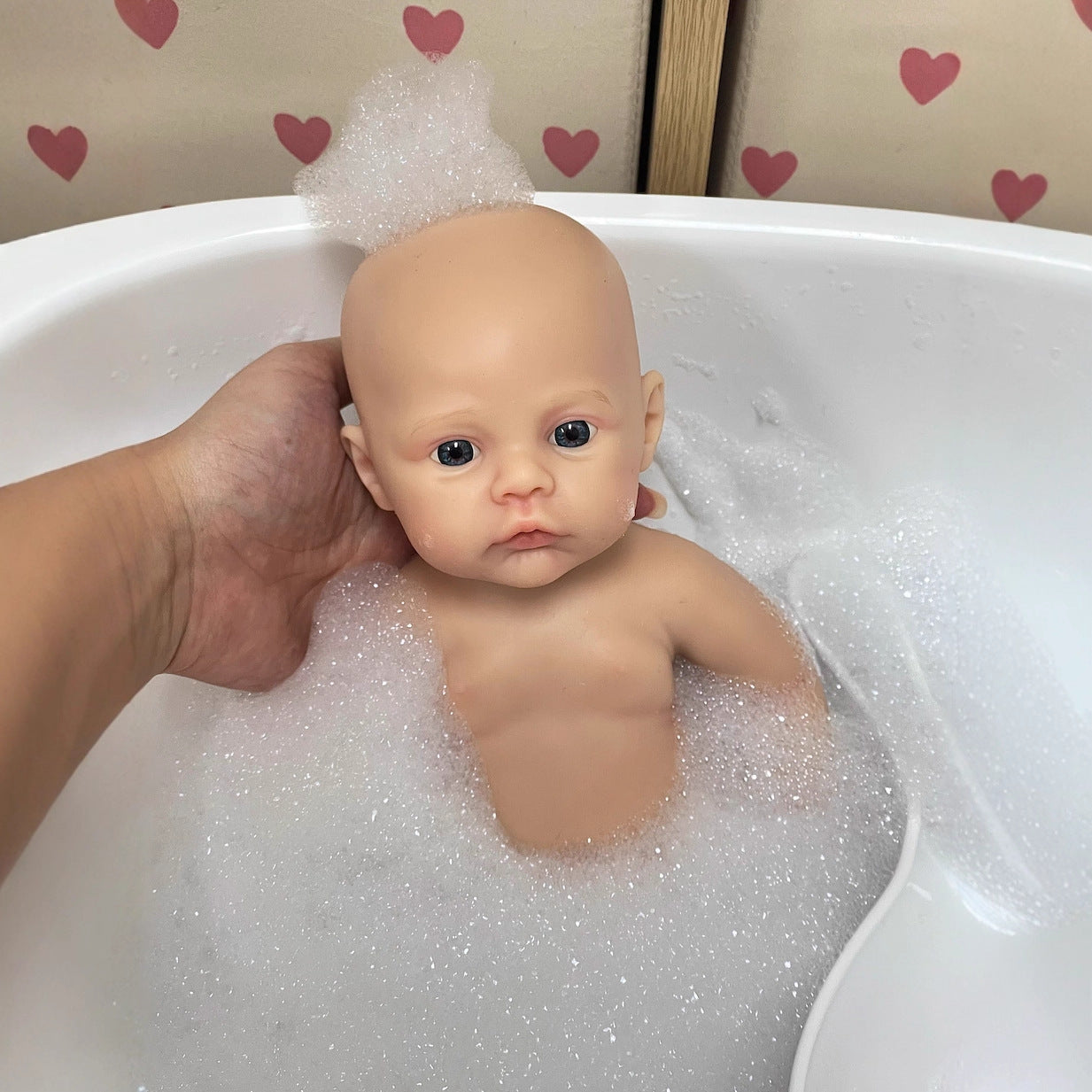 30cm weiches Silikon-Reborn-Baby-Mädchen mit blauen Augen im lila geblümten Kleid - Wiese