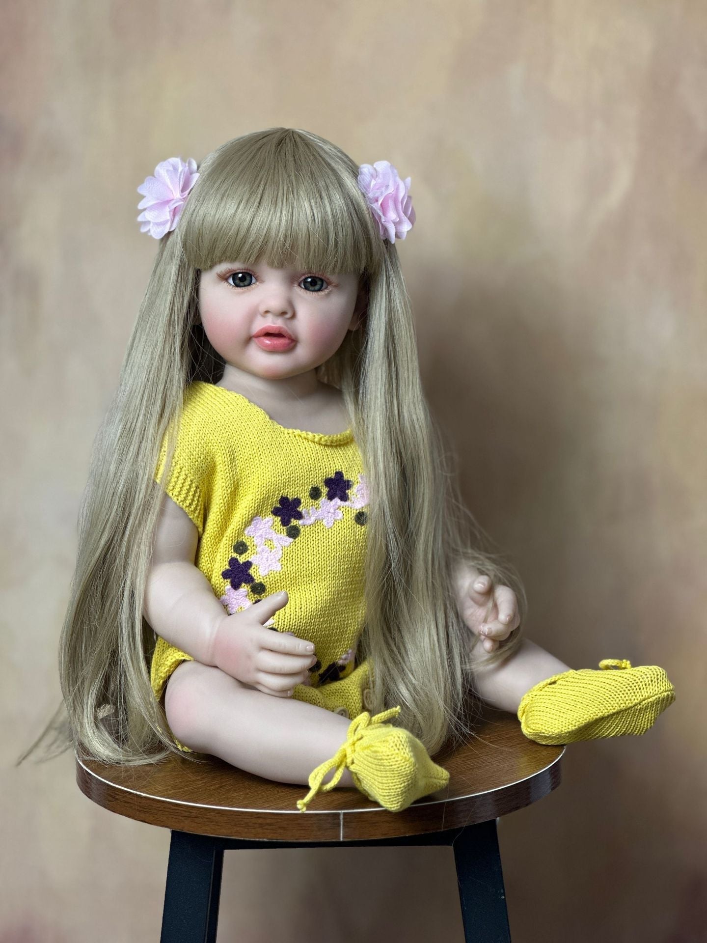 55 cm langhaariges Reborn-Baby-Mädchen in gelber Kleidung - Betty