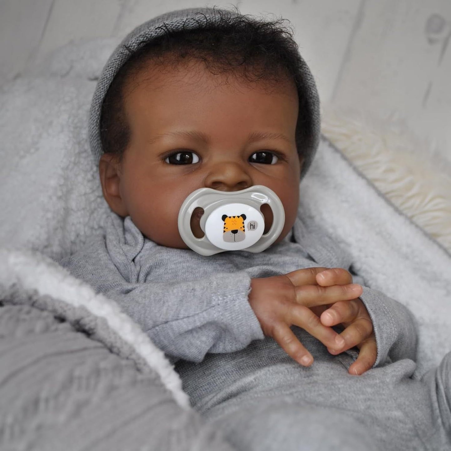 20 Zoll offene Augen dunkle Haut lockiges Haar Reborn Puppe in grauer Kleidung-Lanny