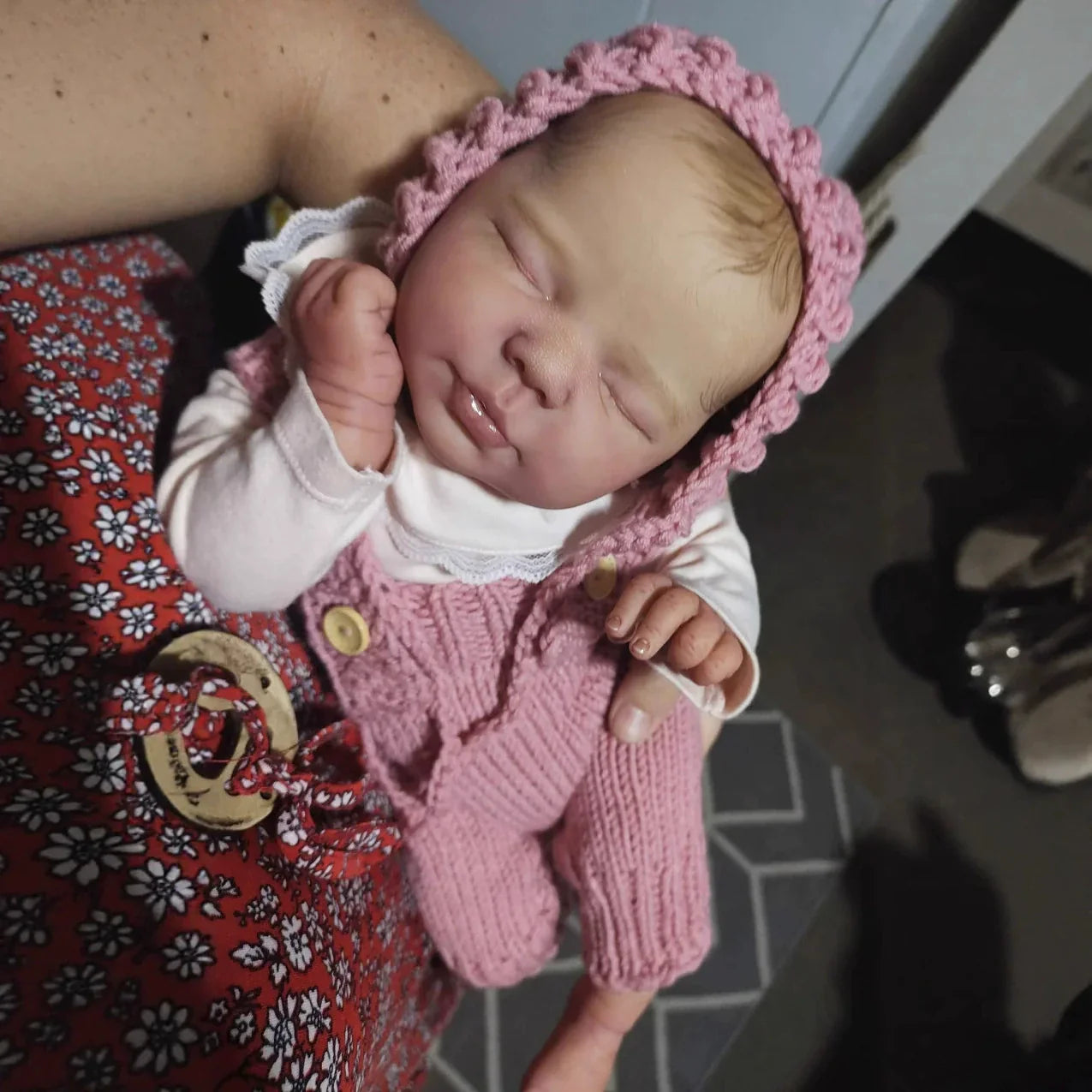 50 cm lebensechte Reborn-Puppe Valentina mit geschlossenen Augen im rosa Body
