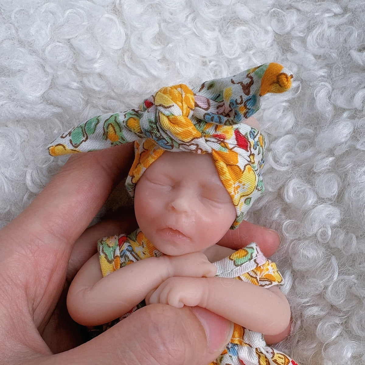 6 Zoll Mini-Reborn-Puppe Mädchen mit geschlossenen Augen in gelber Kleidung - Darren