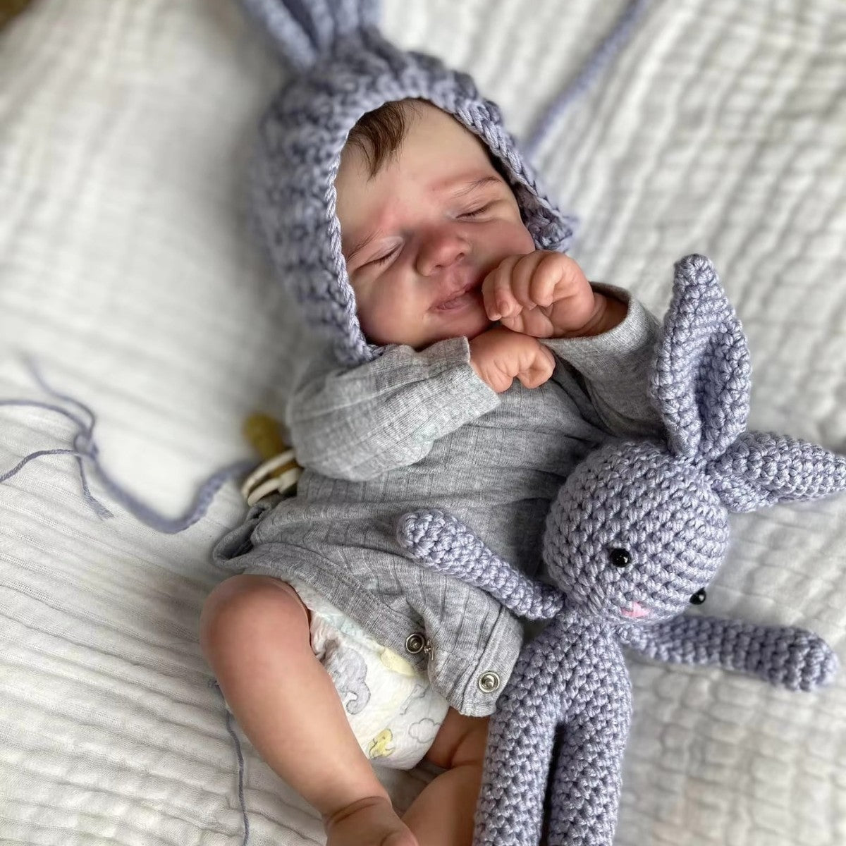 19 Zoll lebensechte Reborn-Puppe mit geschlossenen Augen in grauer Kleidung - Pascale