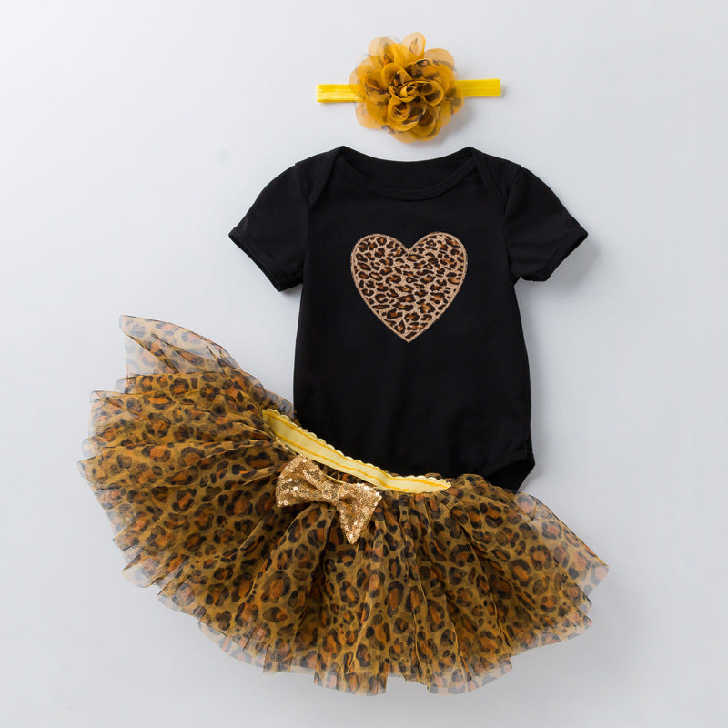 Niedlicher Jumpsuit mit Herzmuster und Leopardenrock 3-teiliges Set für Puppen von 56-61 cm