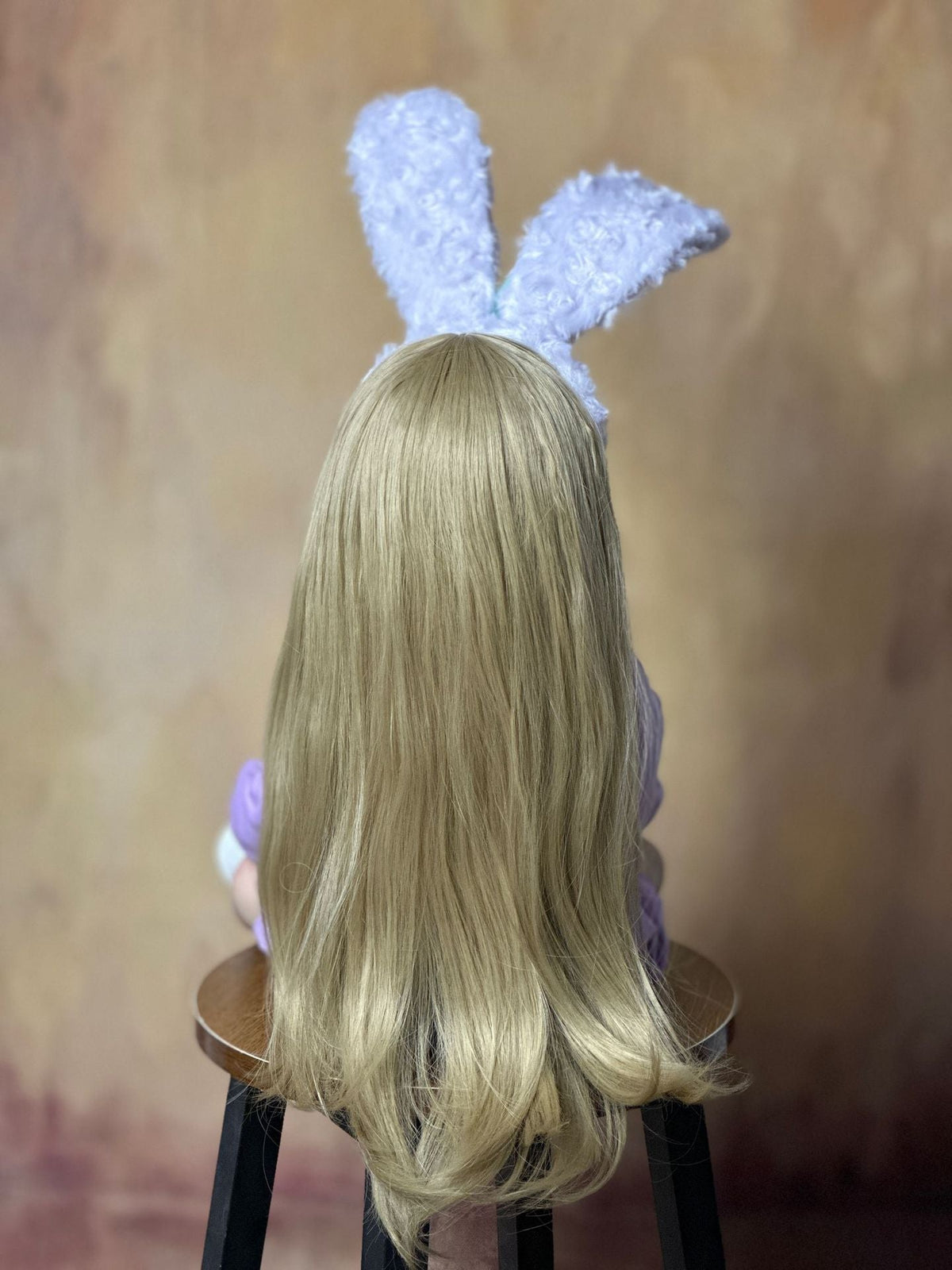 55 cm wiedergeborenes Mädchen mit offenen Augen und langen Haaren in lila Kleidung und Hasenohren-Haarreif - Betty