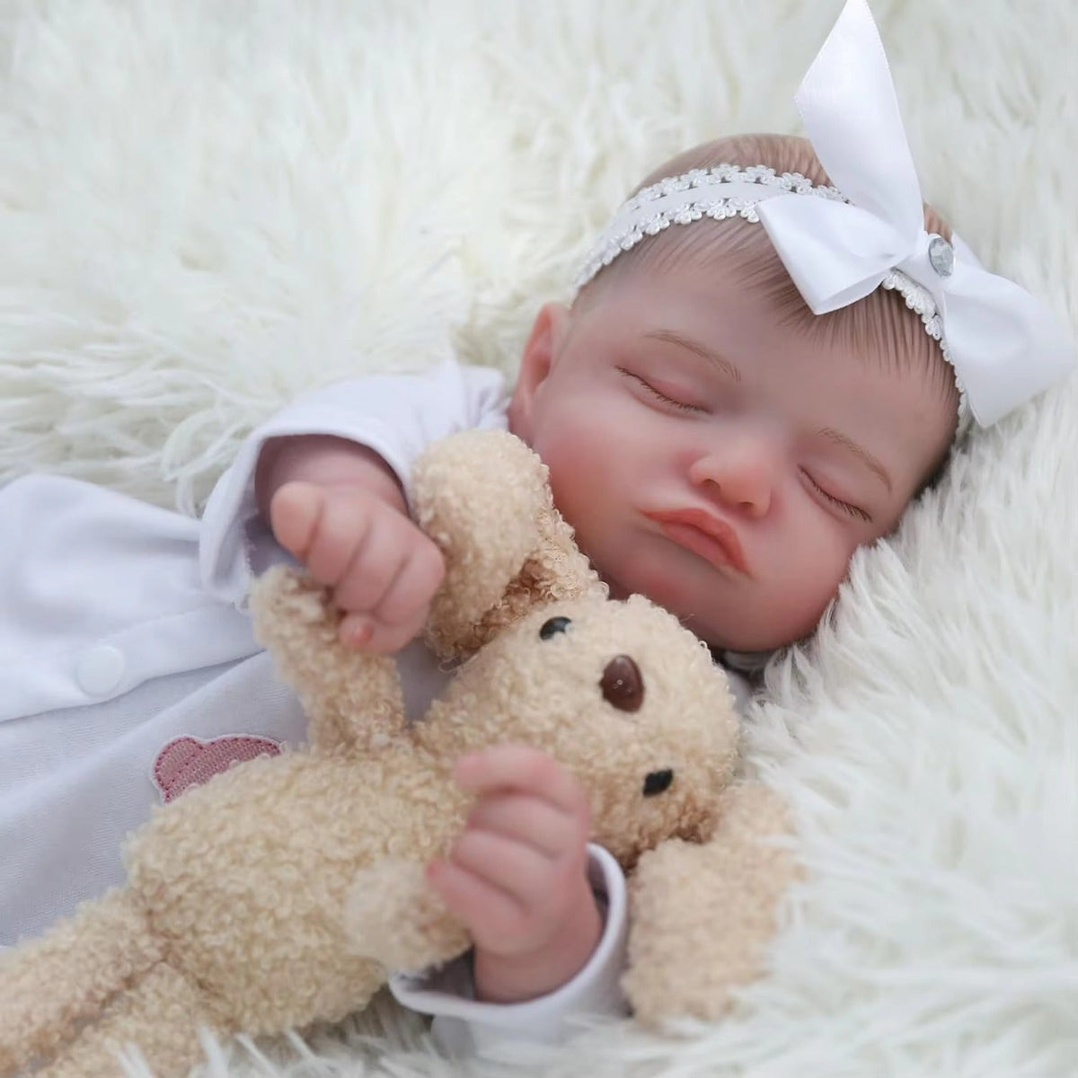 48 cm lebensechte Rosalie Reborn Puppe mit weichem Körper in weißer Kleidung
