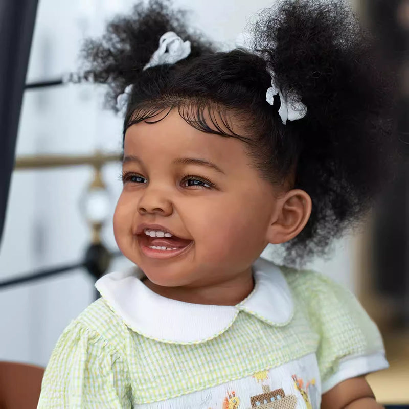 Afroamerikanische Reborn Puppe mit 60 cm großem Lächeln und Stoffkörper - Mila