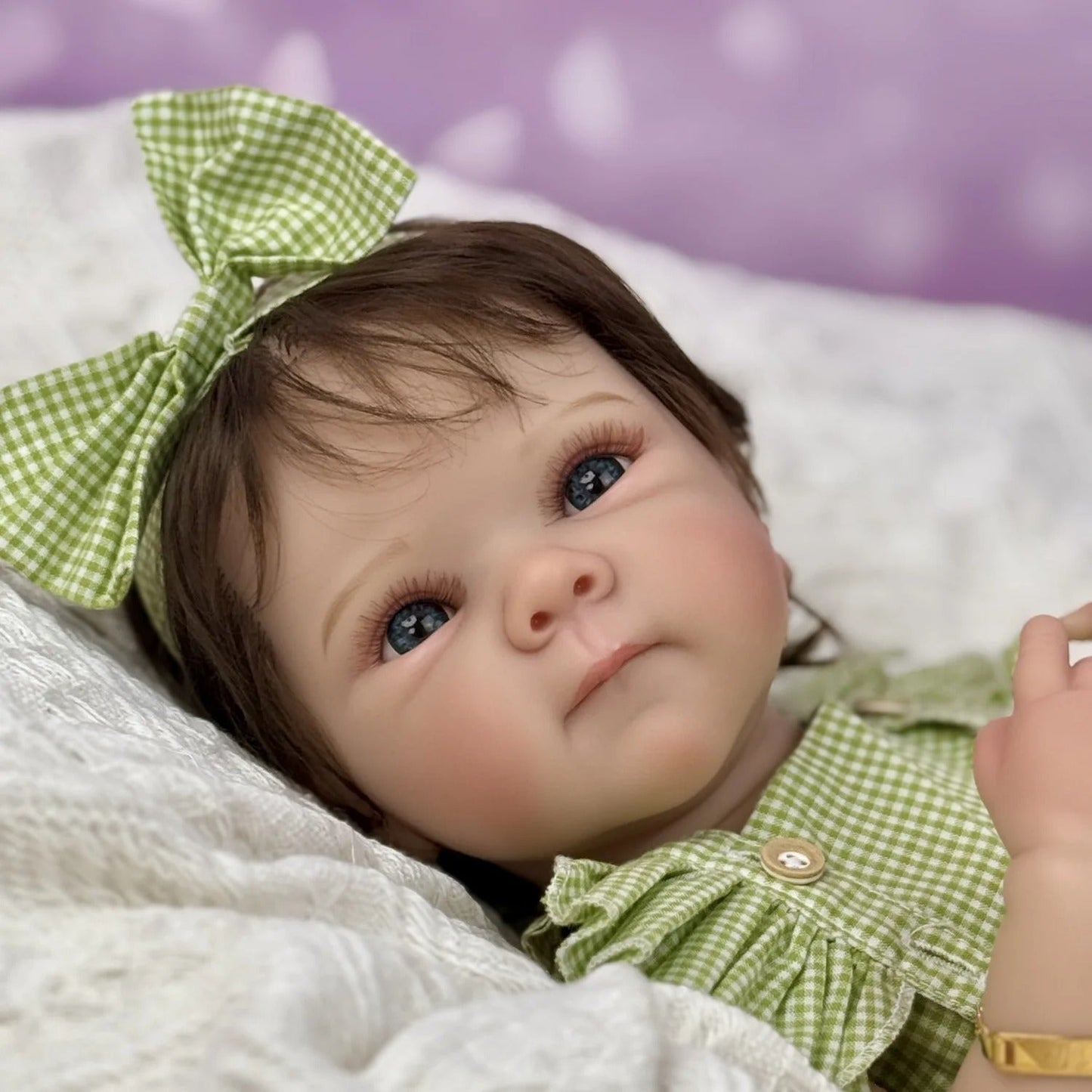 45cm lebensechte Vinyl-Babypuppe Bettie mit kurzem Haar und grüner Kleidung