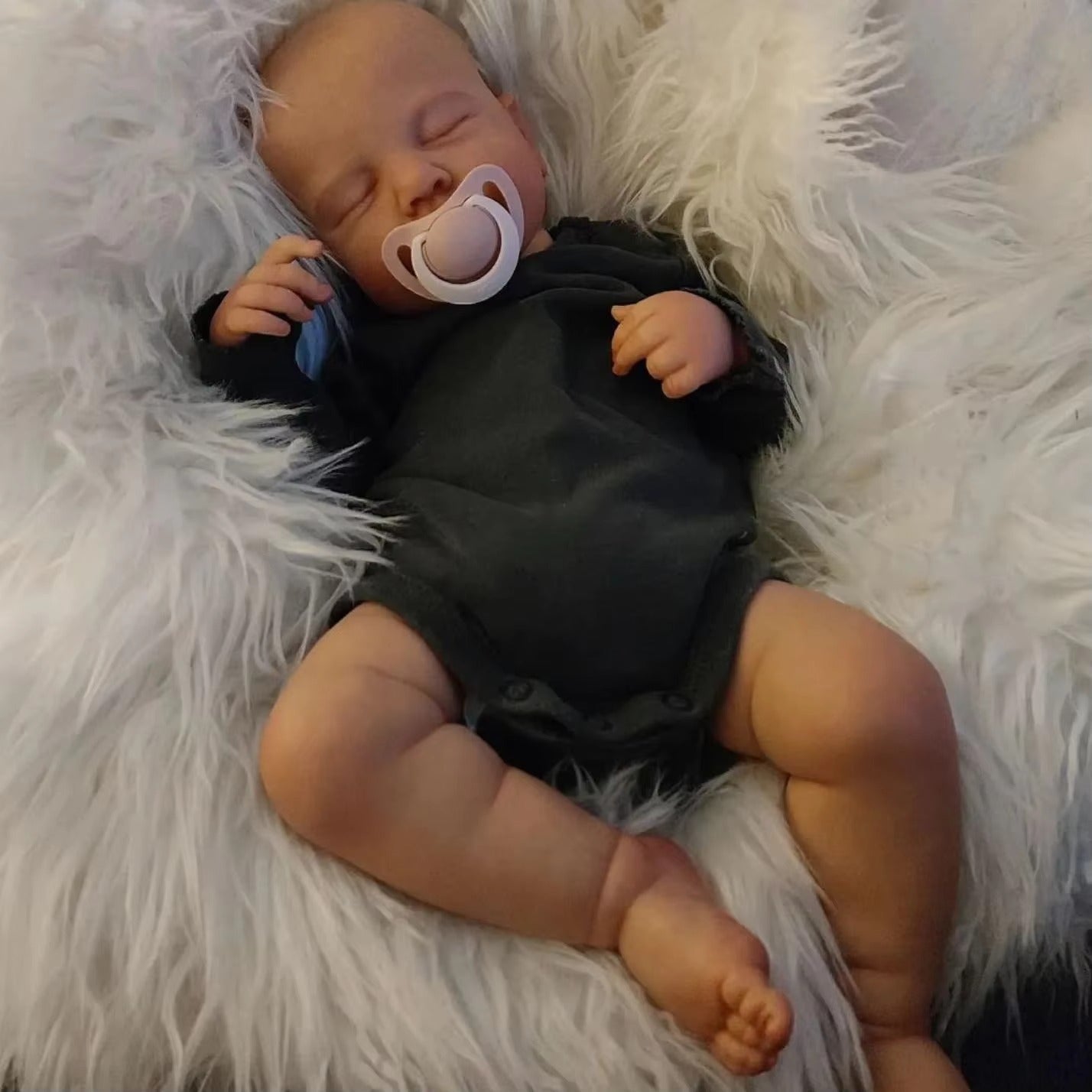 50 cm Reborn-Puppe mit geschlossenen Augen und weichem Körper in schwarzem Strampler - Loulou