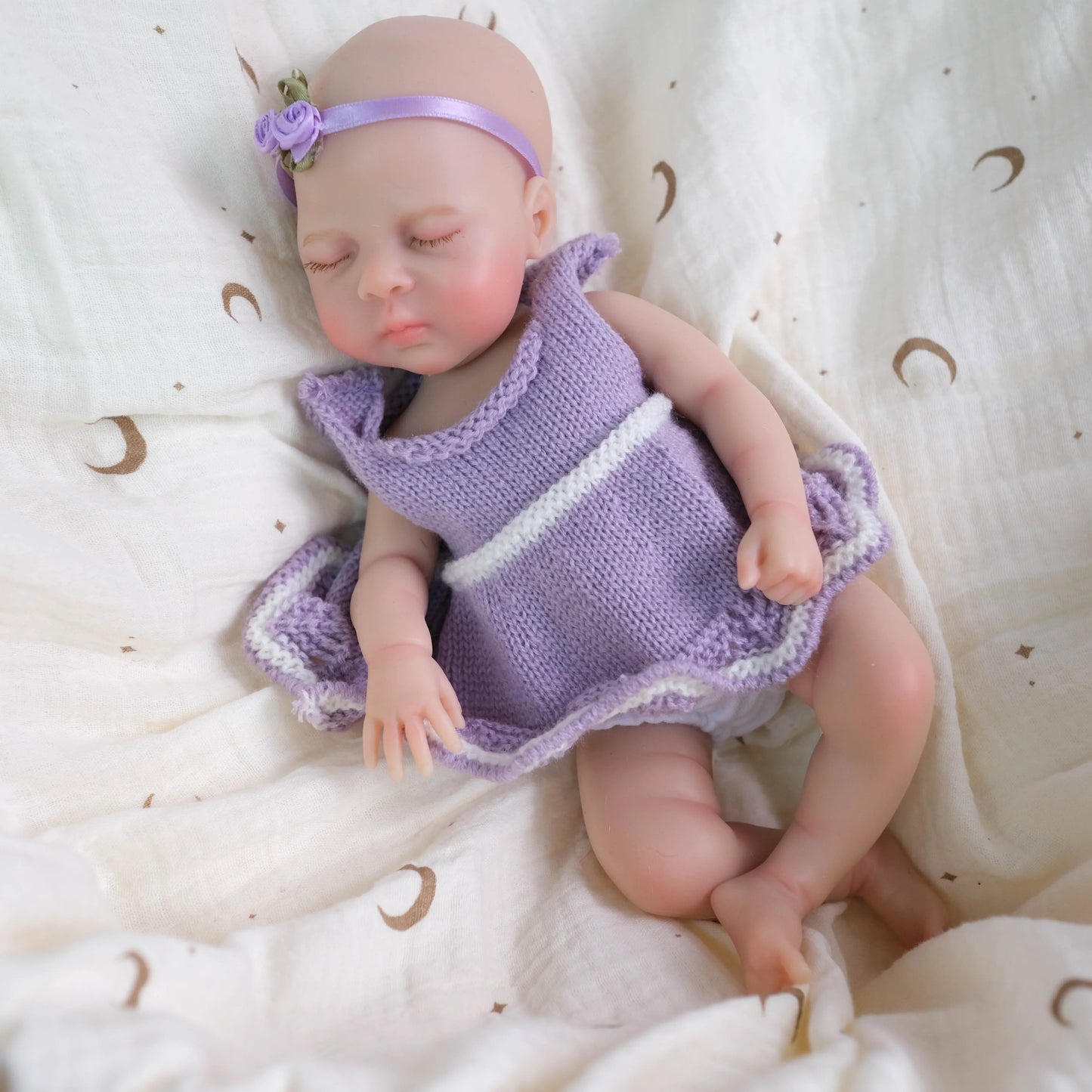 30 cm Luna Reborn-Puppe aus Vollsilikon mit zu öffnendem Mund im lila Kleid