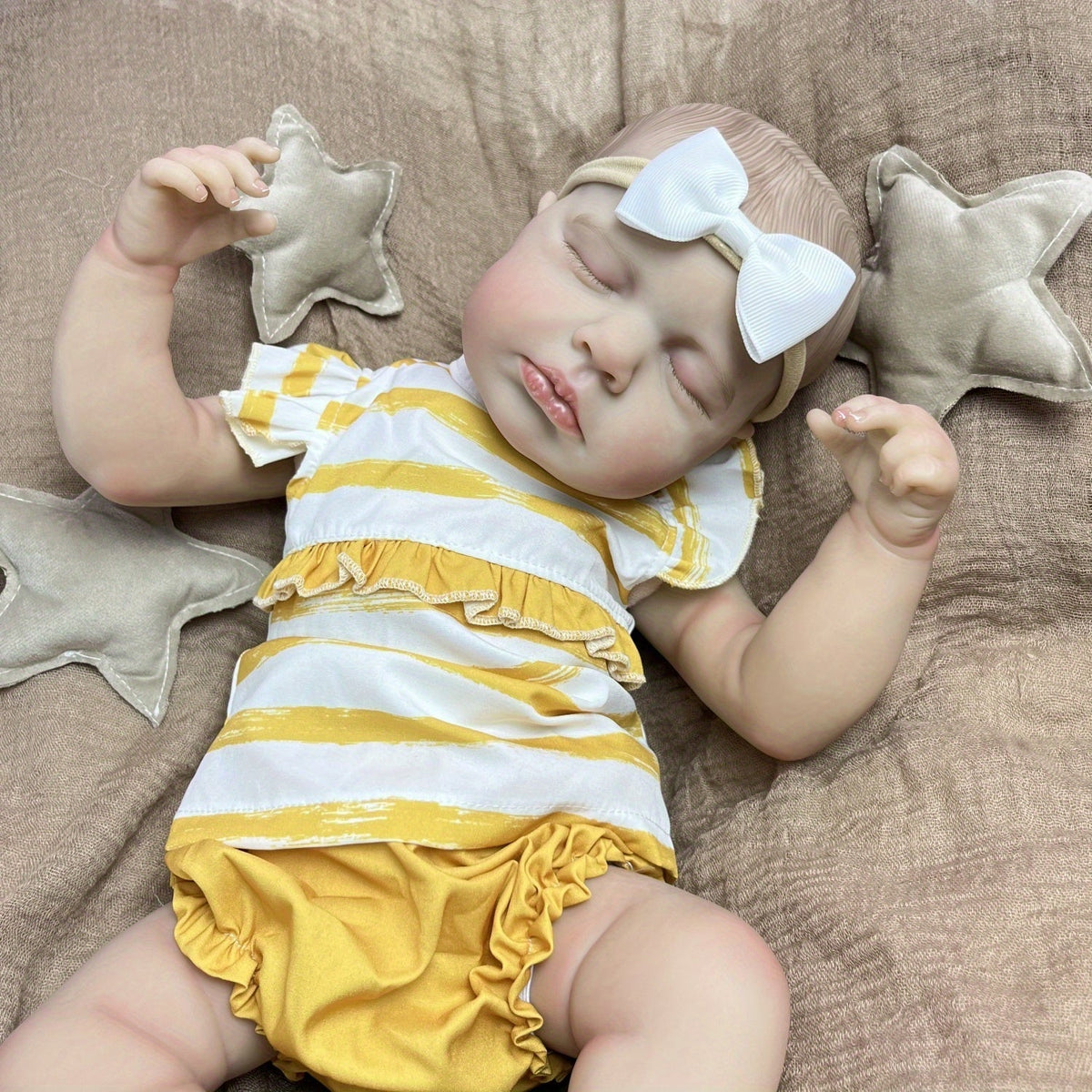 20 Zoll Loulou Reborn-Baby-Dame mit geschlossener Augen und 3D-Haut in gelb gestreifter Kleidung