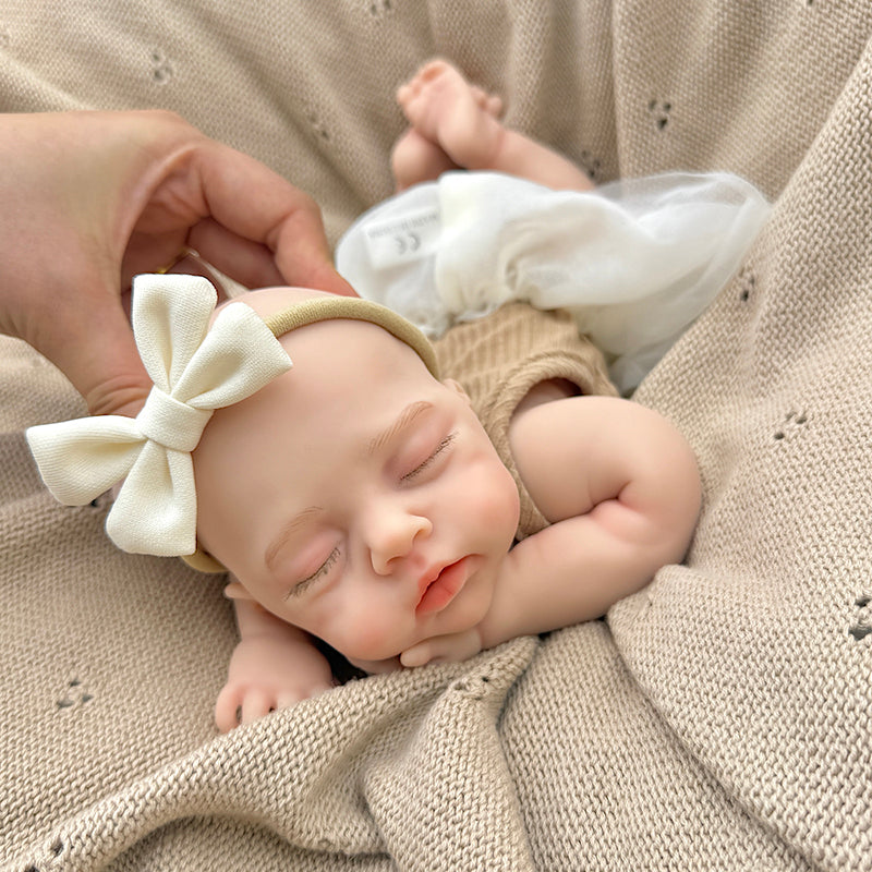 30 cm realistische Irys Reborn Puppe aus Vollsilikon mit geschlossenen Augen im kaffeefarbenen Kleid