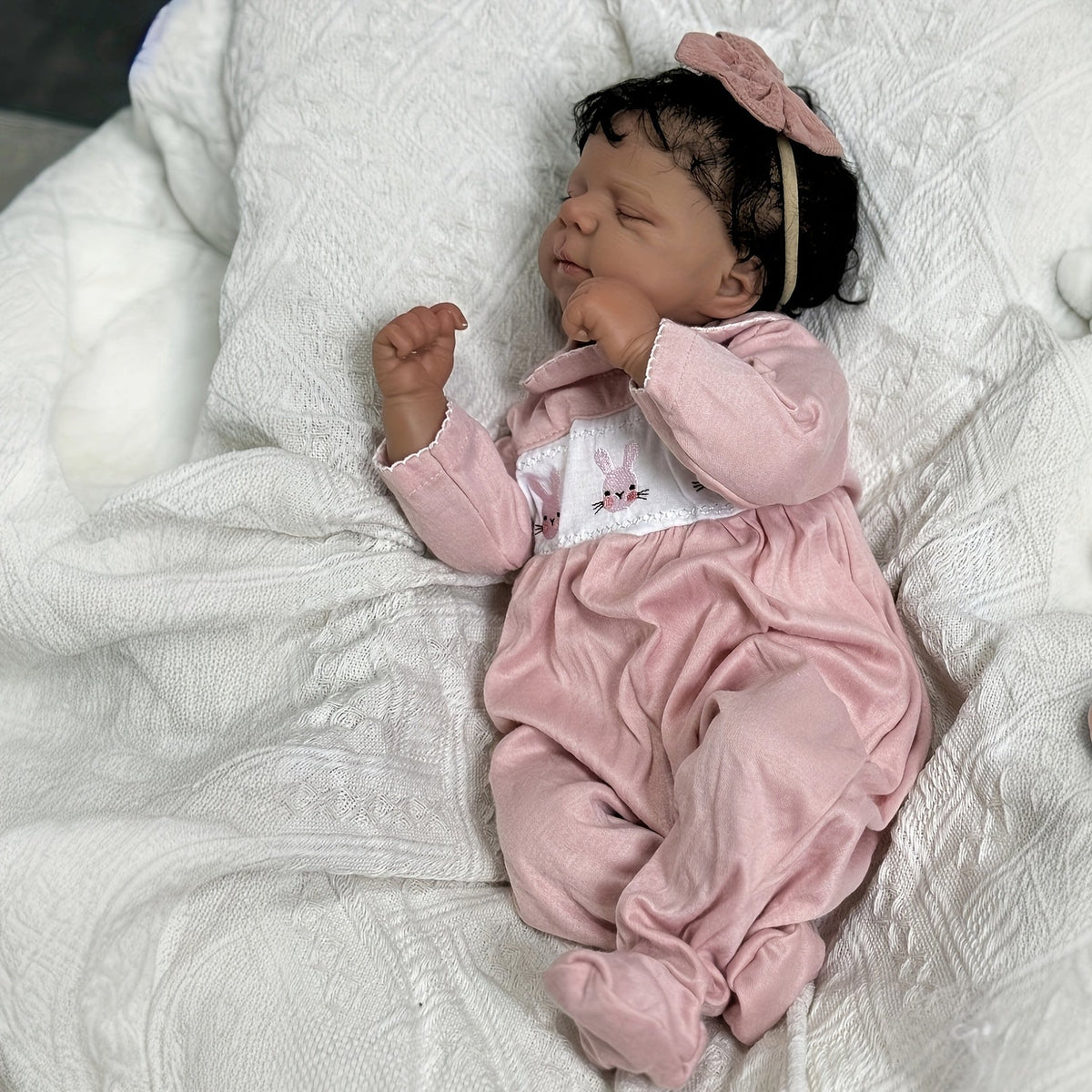 48 cm lebensechte weiche schlafende Reborn Puppe Pascale mit dunkler Haut in rosa Kleidung
