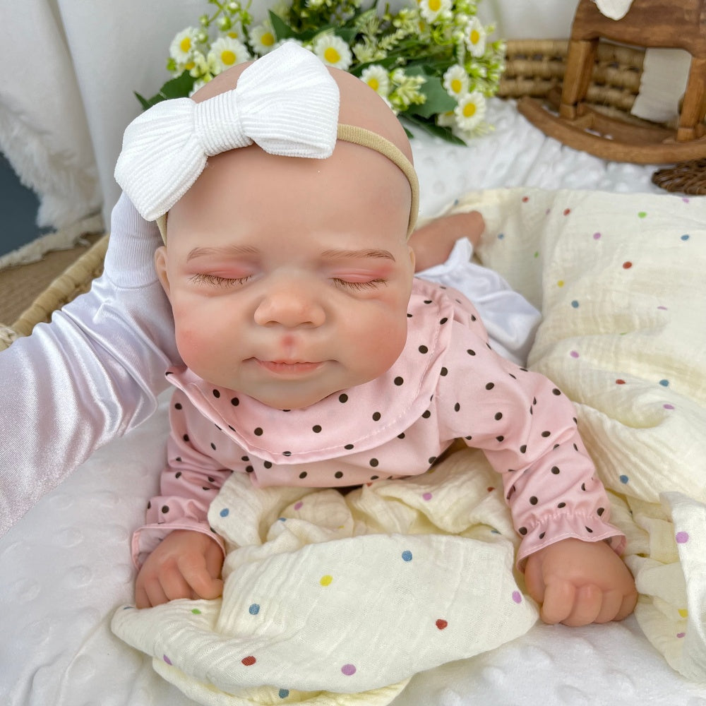 45 cm dehnbare Reborn-Puppe Pascale aus Vollsilikon im Schlaf getragen in einem rosa gepunkteten Outfit