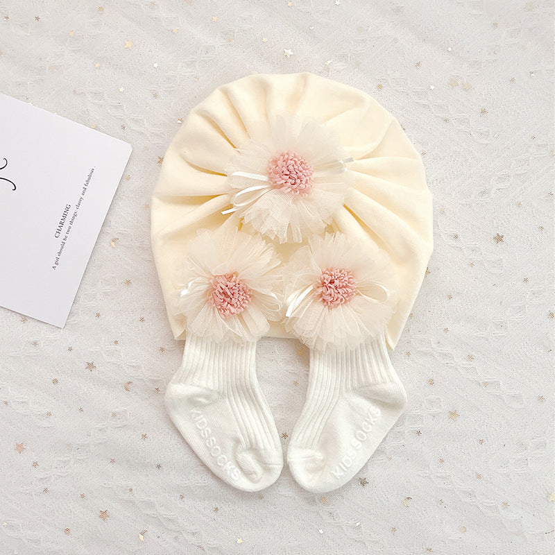 Schöne Spitzenblumen-Babymütze und Socken 2-teiliges Set