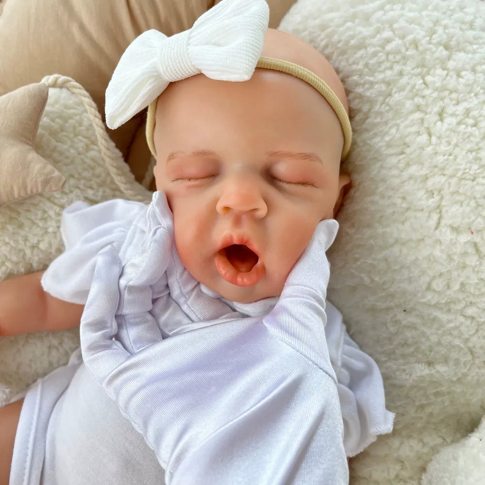 45 cm dehnbares Loulou Reborn Mädchen aus Vollsilikon in weißen Outfits