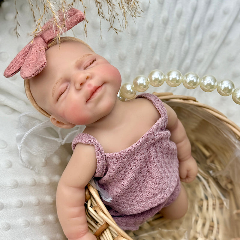 30 cm lebensechte Reborn Babypuppe Pascale aus Vollsilikon mit geschlossenen Augen in lila Outfits