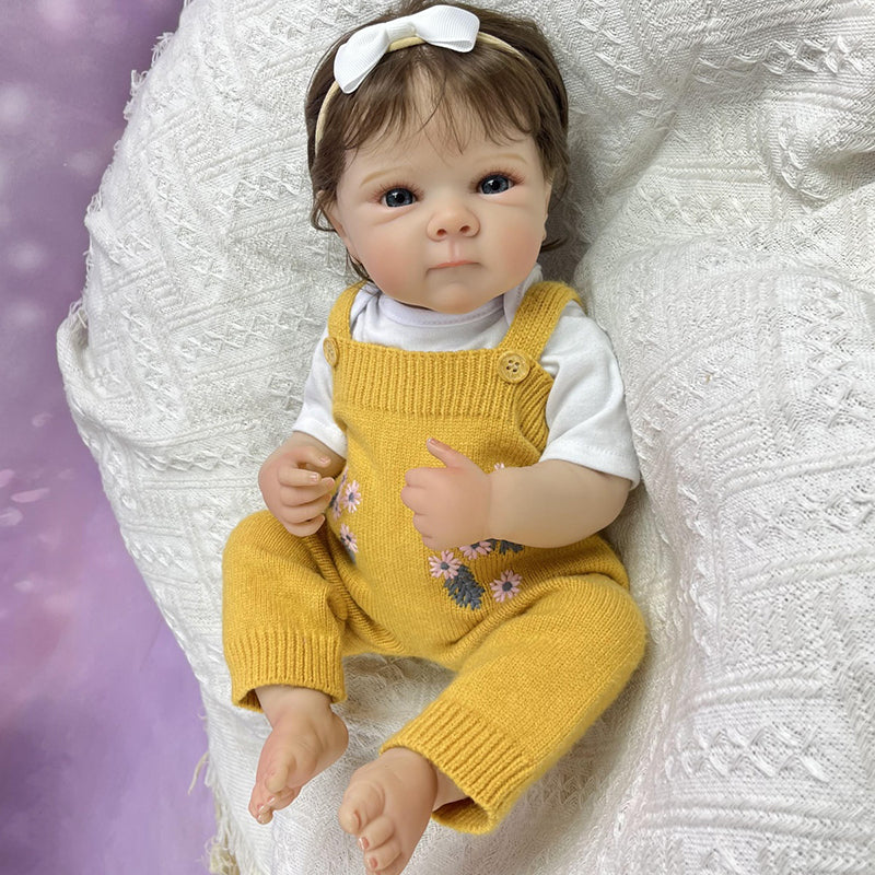 Lebensechtes Reborn Babypuppen Mädchen Bettie (45 cm) mit Vinylkörper Kurzhaarfrisur und gelber Strickkleidung
