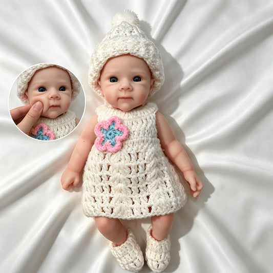 30cm Reborn Baby Mädchen Bettie aus Vollsilikon in weißer Strickkleidung