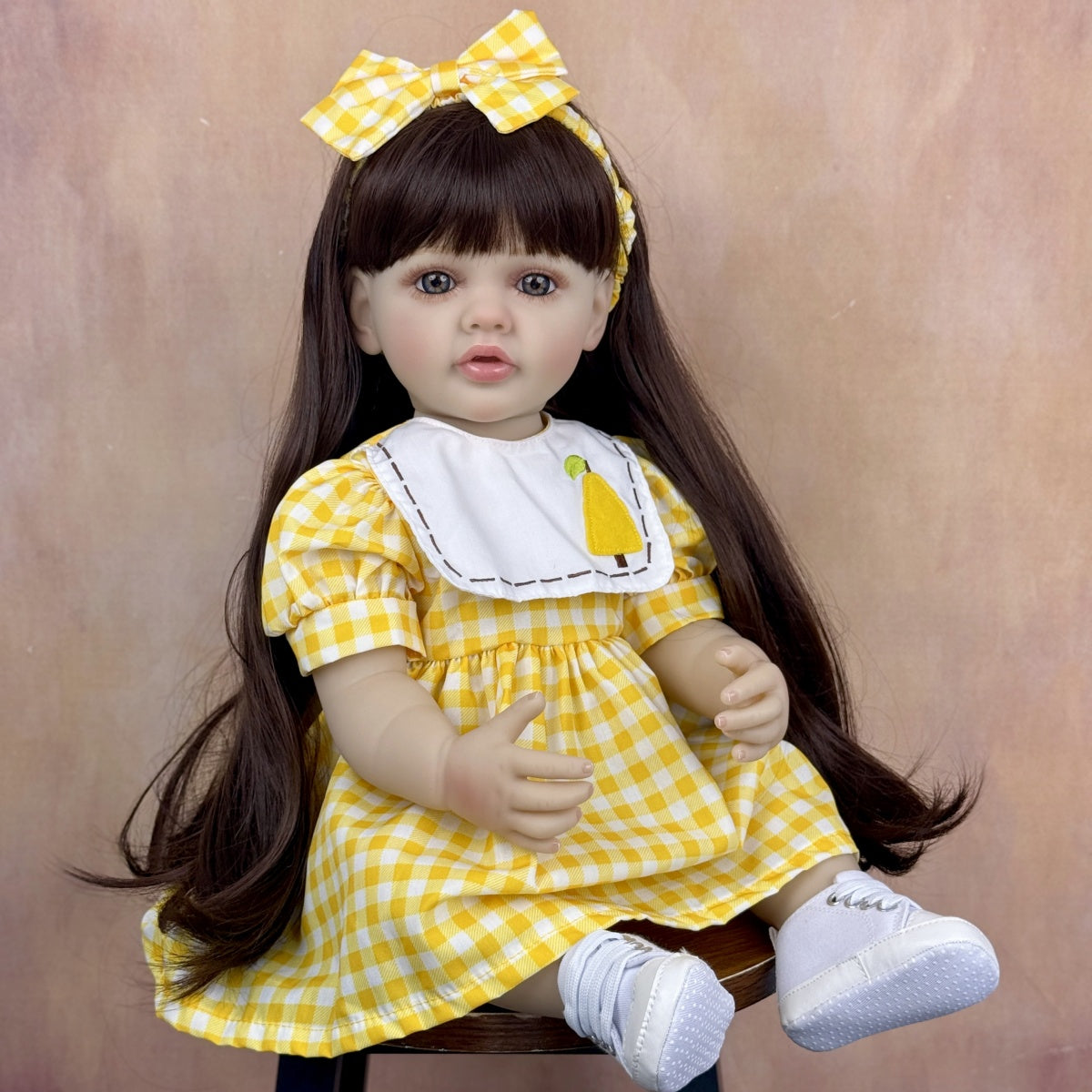55 cm langhaariges Betty-Reborn-Babymädchen im gelben Kleid