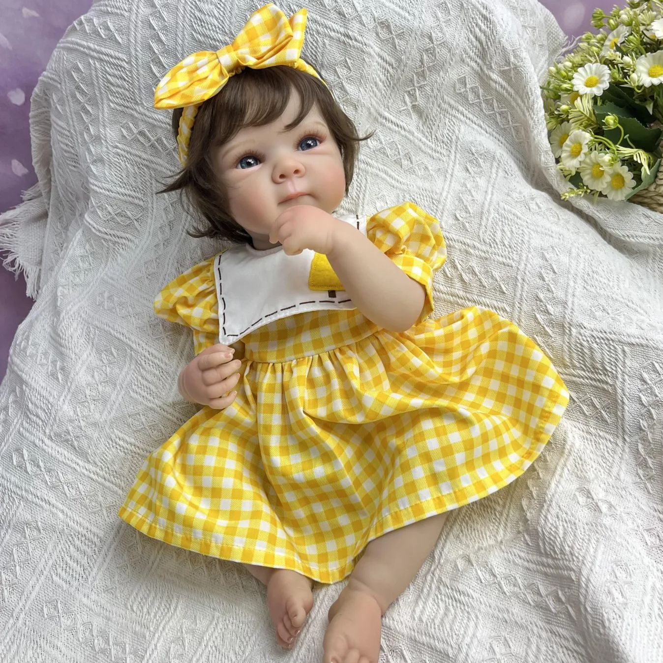 45 cm lebensechte Vinyl-Babypuppe Bettie mit kurzem Haar im gelben Kleid