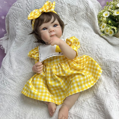 45 cm lebensechte Vinyl-Babypuppe Bettie mit kurzem Haar im gelben Kleid