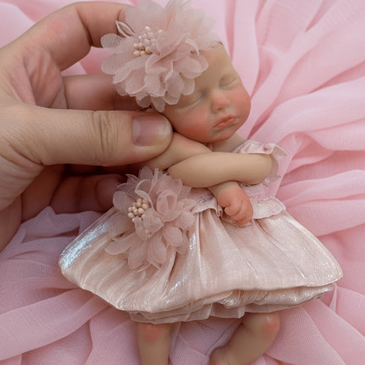 15cm Mini Silikonpuppe Loulou mit geschlossenen Augen im rosa Kleid