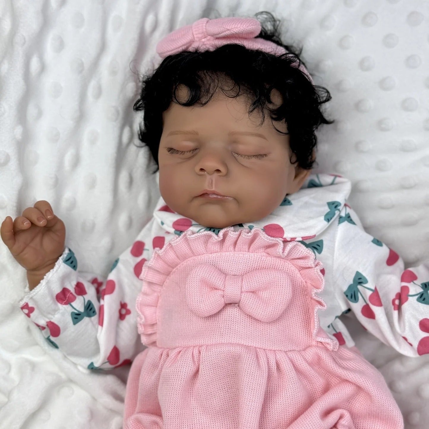 48 cm Reborn-Puppe Eric mit geschlossenen Augen weichem Körper dunkler Haut und kurzem Haar