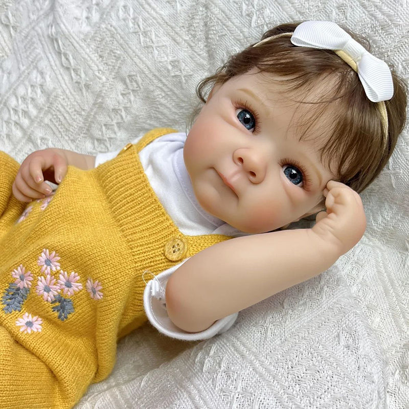 Lebensechtes Reborn Babypuppen Mädchen Bettie (45 cm) mit Vinylkörper Kurzhaarfrisur und gelber Strickkleidung