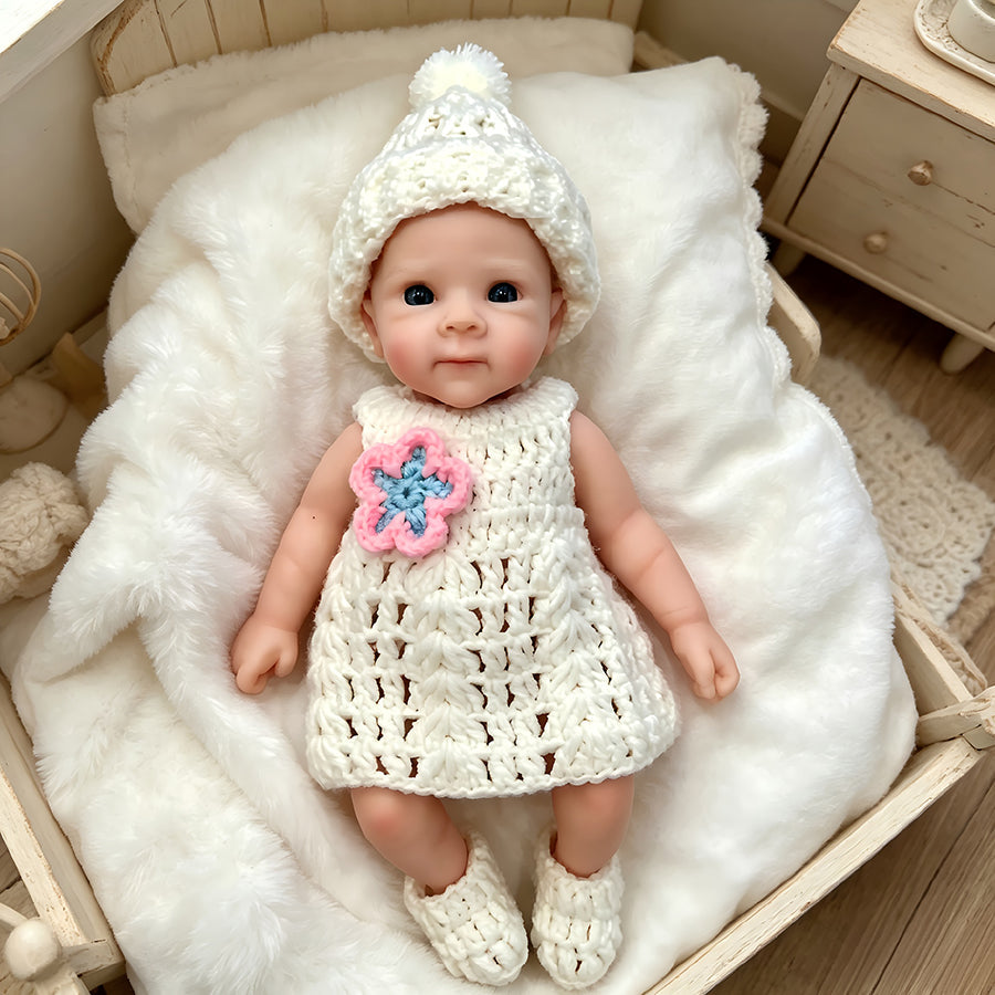 30cm Reborn Baby Mädchen Bettie aus Vollsilikon in weißer Strickkleidung