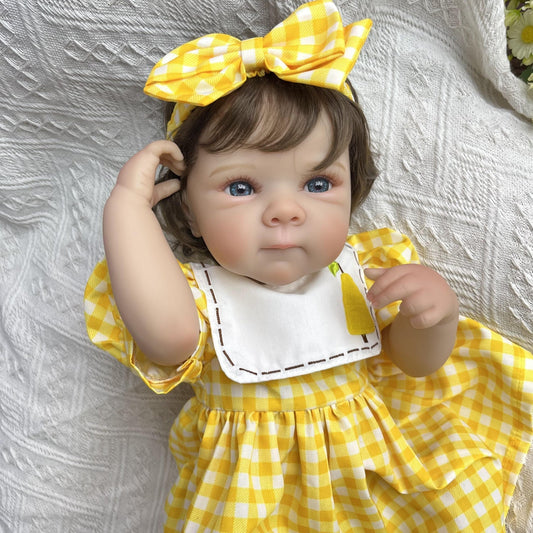 45 cm lebensechte Vinyl-Babypuppe Bettie mit kurzem Haar im gelben Kleid