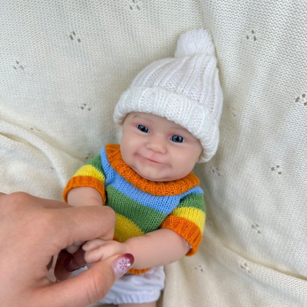 30 cm vollständig aus Silikon gefertigte Reborn Babypuppe Maddie Lächeln mit buntem Streifenpullover