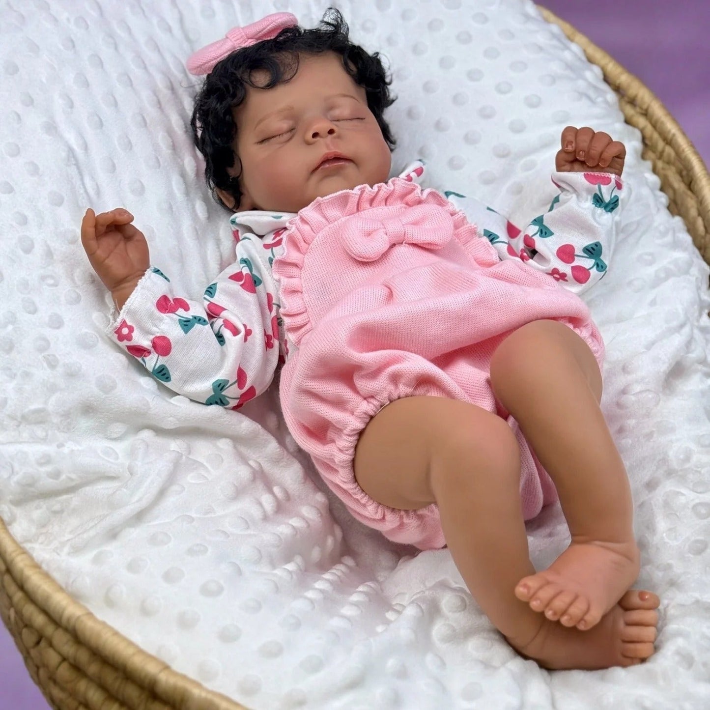 48 cm Reborn-Puppe Eric mit geschlossenen Augen weichem Körper dunkler Haut und kurzem Haar