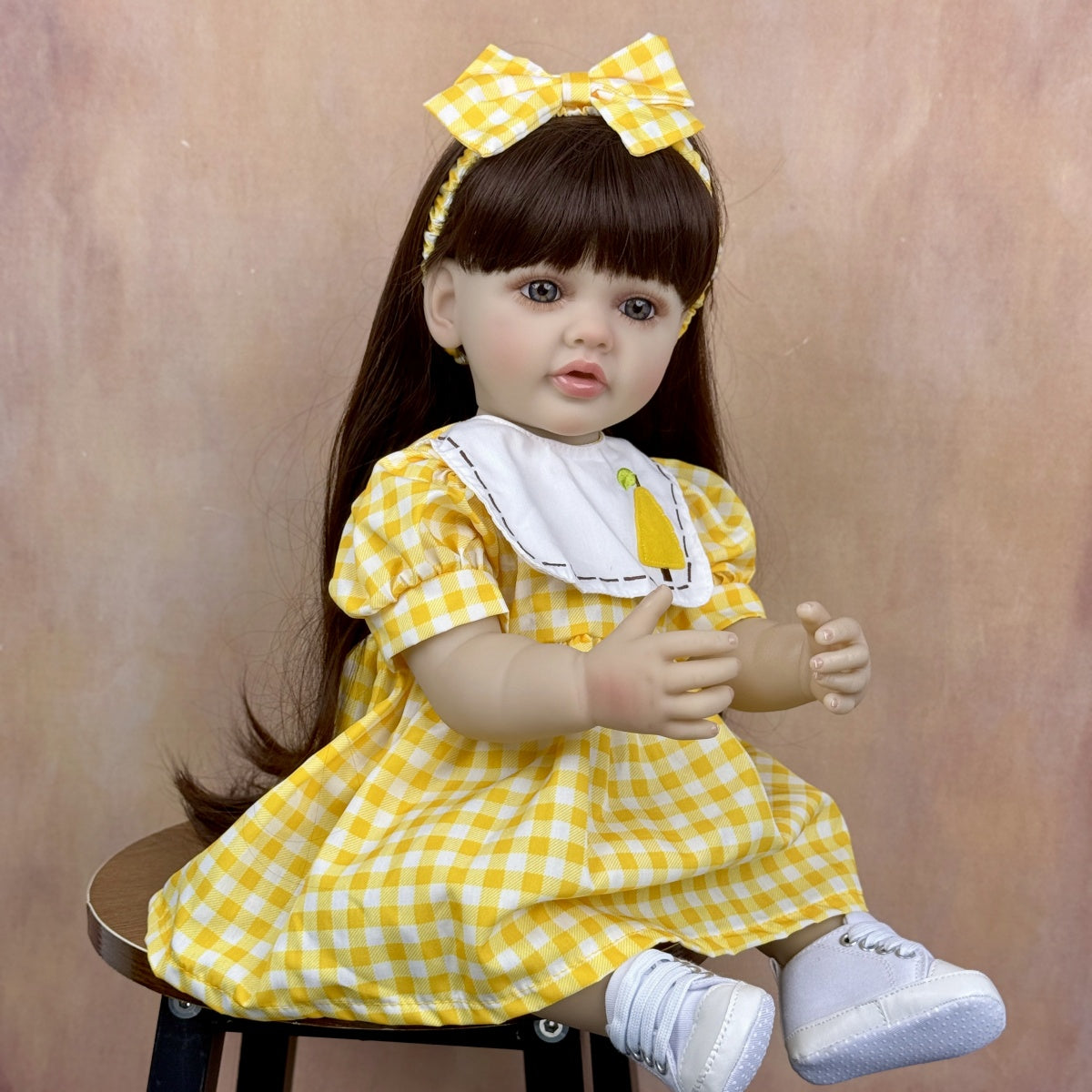 55 cm langhaariges Betty-Reborn-Babymädchen im gelben Kleid