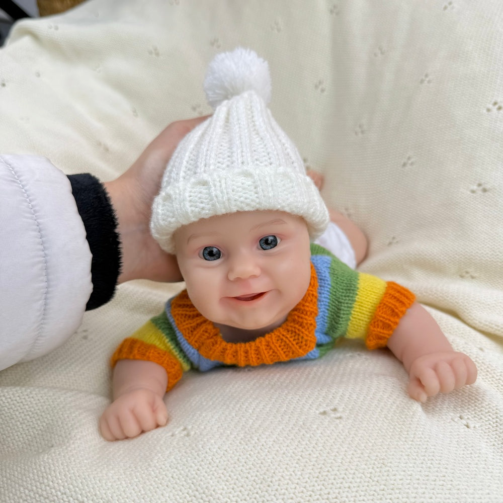 30 cm vollständig aus Silikon gefertigte Reborn Babypuppe Maddie Lächeln mit buntem Streifenpullover