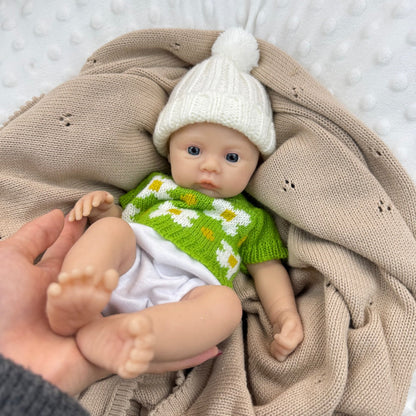 30 cm vollständig aus Silikon gefertigtes Reborn Baby Mädchen mit grünem Blumenpullover