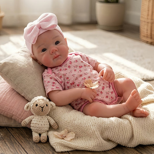 45 cm lebensechte Silikonpuppe Bettie Reborn mit zu öffnendem Mund im geblümten Body