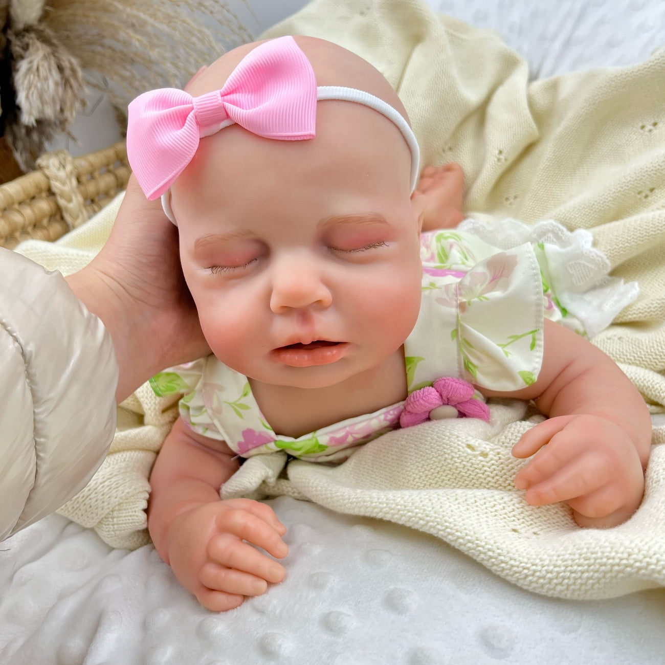 45 cm dehnbare Loulou-Reborn Puppe aus Vollsilikon im Blumenkleid