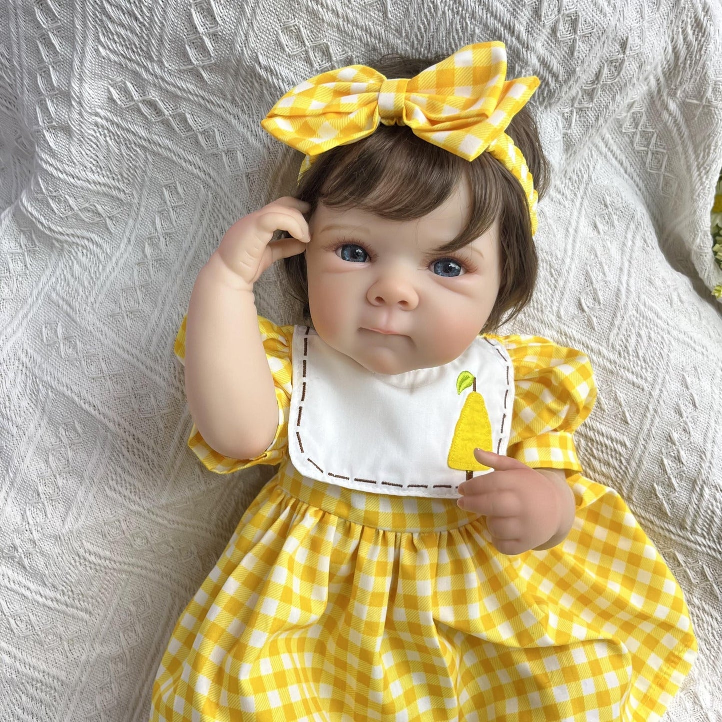 45 cm lebensechte Vinyl-Babypuppe Bettie mit kurzem Haar im gelben Kleid