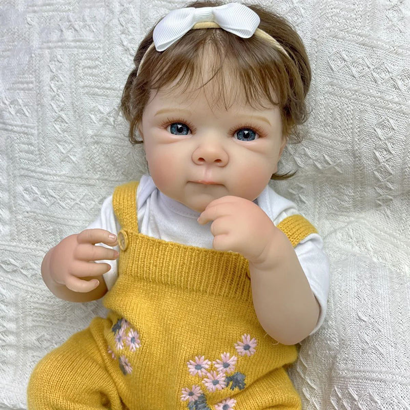 Lebensechtes Reborn Babypuppen Mädchen Bettie (45 cm) mit Vinylkörper Kurzhaarfrisur und gelber Strickkleidung