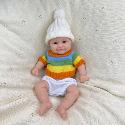 30 cm vollständig aus Silikon gefertigte Reborn Babypuppe Maddie Lächeln mit buntem Streifenpullover